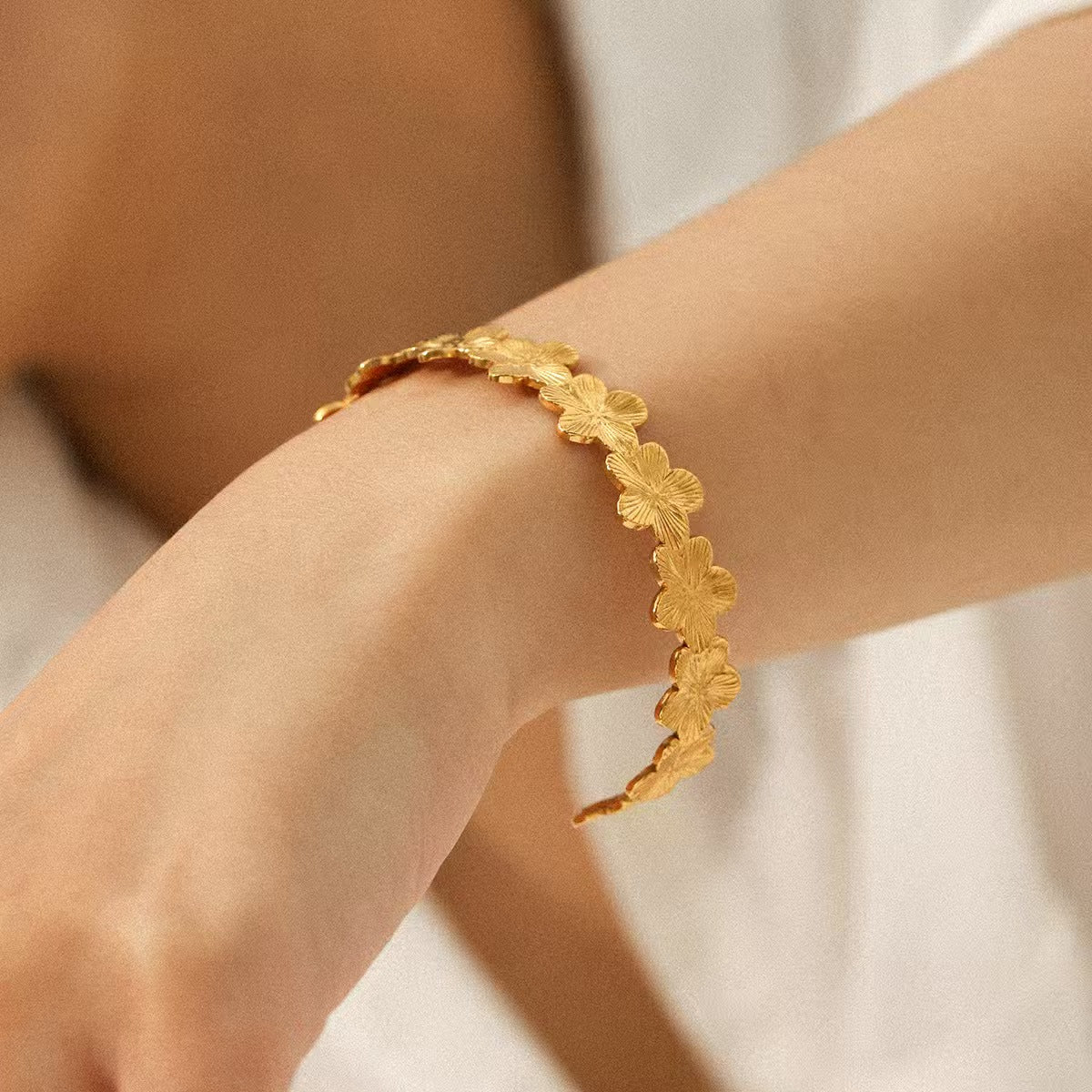 Flower open bangle, bracelet