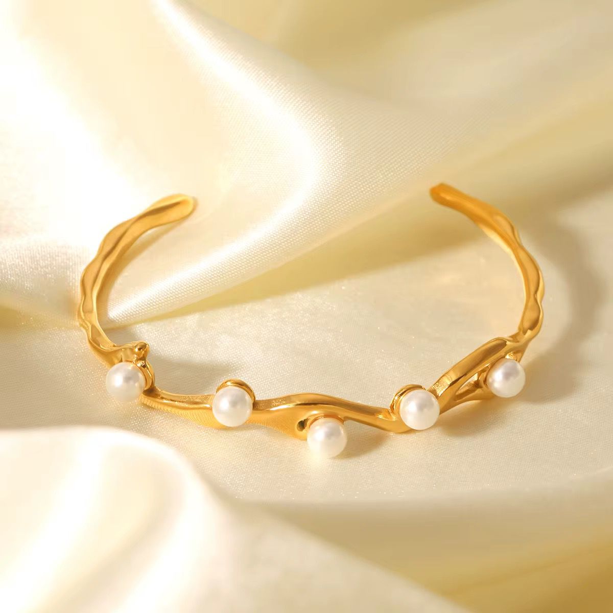 Open Pearl bangle, bracelet